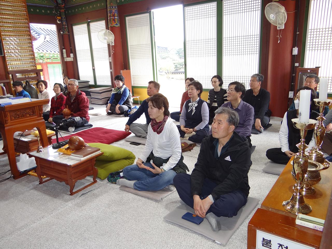 울산 동축사 주지 영관스님 법문을 진지하게.JPG