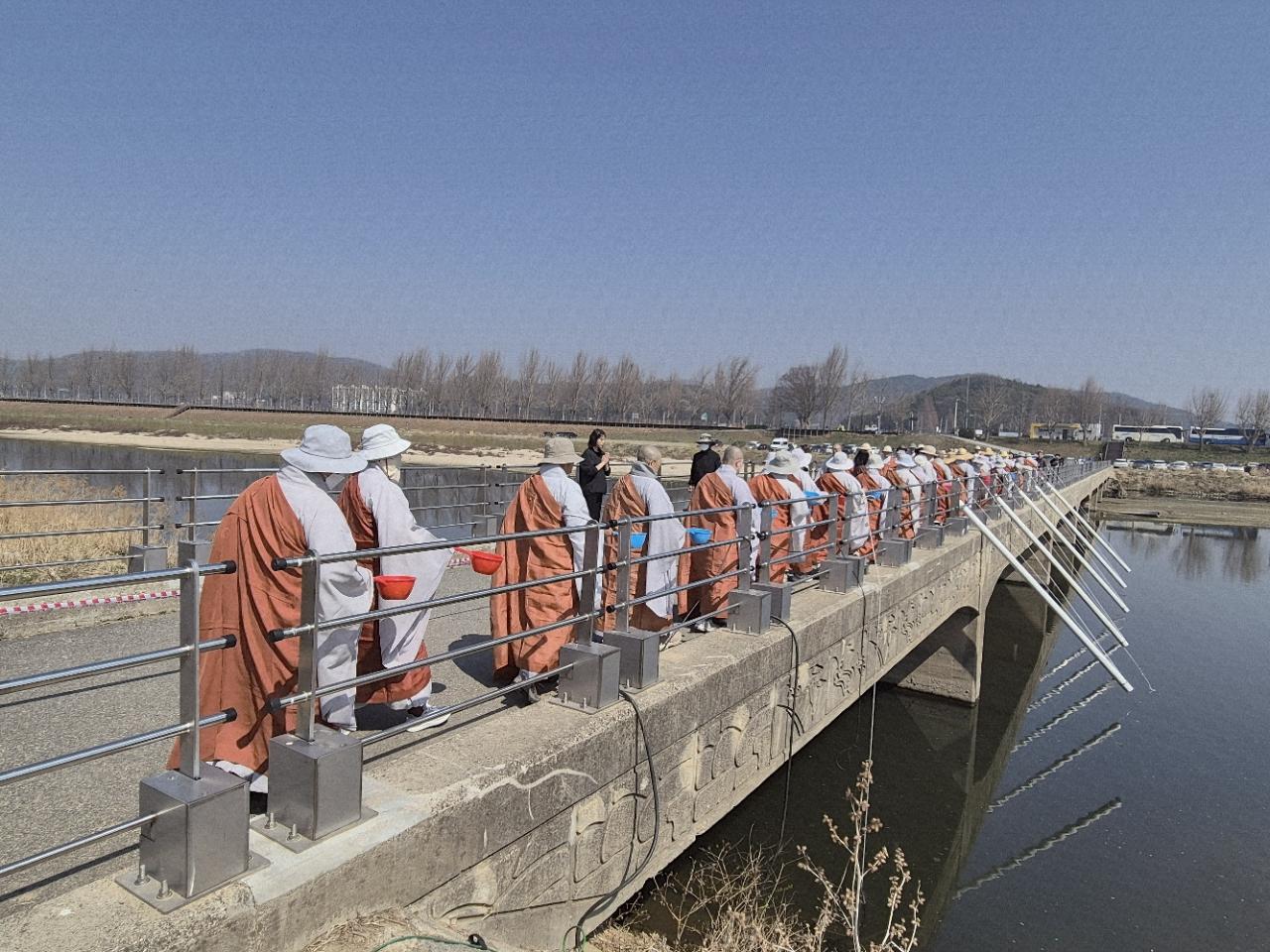 6교구본사 마곡사 주관 아산 곡교천 방생대법회 지원 (2026. 3.28) 10.jpg