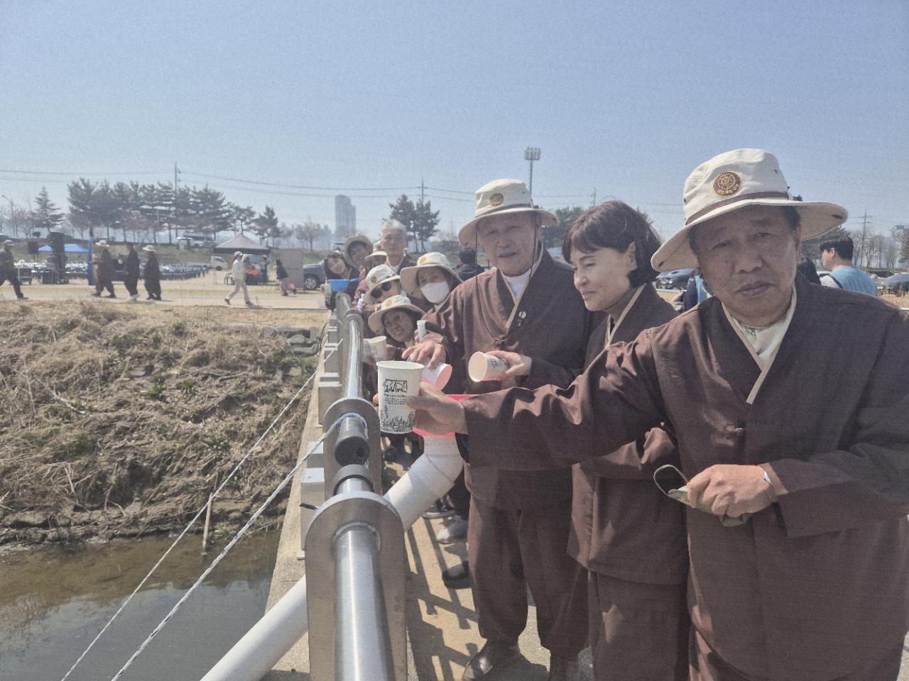 6교구본사 마곡사 주관 아산 곡교천 방생대법회 지원 (2026. 3.28) 12.jpg